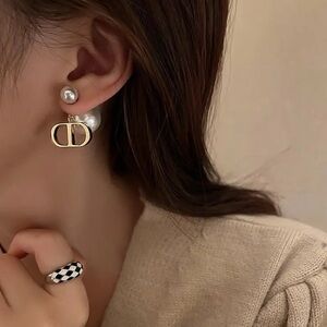 Elegant Gold and Pearl Earrings